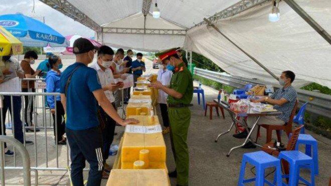 Mỗi địa phương yêu cầu người từ Hà Nội về quê ăn Tết Dương lịch 2022 thực hiện các biện pháp phòng chống dịch bệnh Covid-19 một kiểu. (Ảnh BGT)