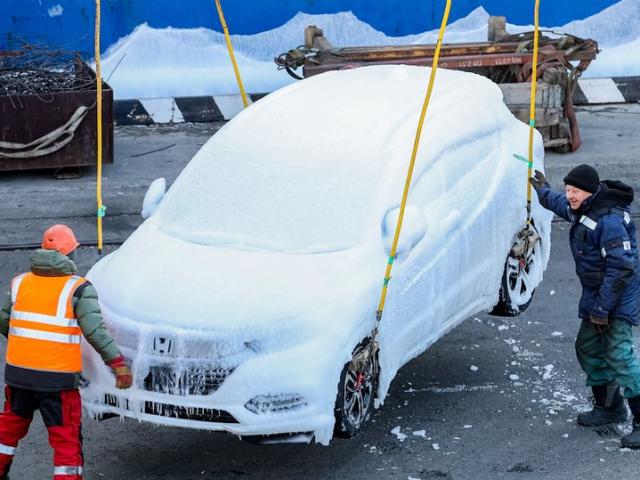 Thế giới - Hàng loạt ô tô trên tàu biển "biến đổi" kinh ngạc, chủ nhân cũng khó lòng nhận ra