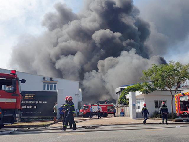 Tin tức trong ngày - Biển lửa “nhấn chìm” công ty cách nhiệt cách âm ở TP.HCM, cột khói bốc cao hàng chục mét