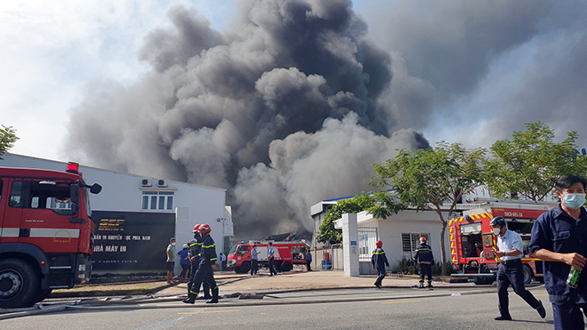 Biển lửa “nhấn chìm” công ty cách nhiệt cách âm ở TP.HCM, cột khói bốc cao hàng chục mét - 2
