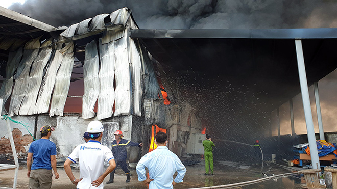 Cảnh sát chia thành nhiều hướng dập lửa