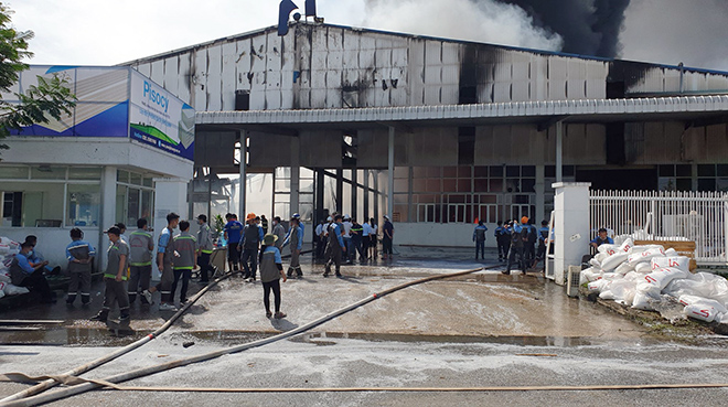 Biển lửa “nhấn chìm” công ty cách nhiệt cách âm ở TP.HCM, cột khói bốc cao hàng chục mét - 5