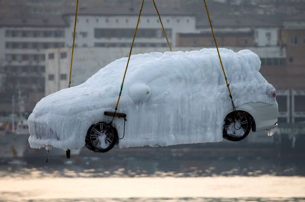 Chiếc ô tô bị phủ kín bởi lớp băng, như được trang bị thêm một lớp "bọc giáp" mới. Ảnh: Tass