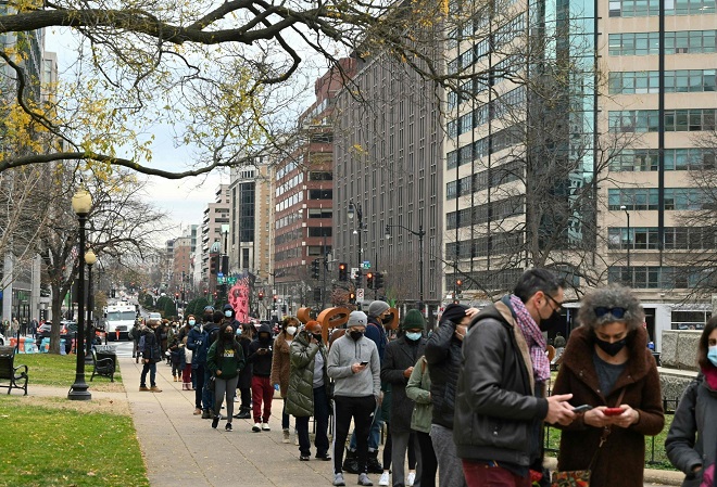 Người dân Mỹ xếp hàng chờ xét nghiệm ngày 29.12.