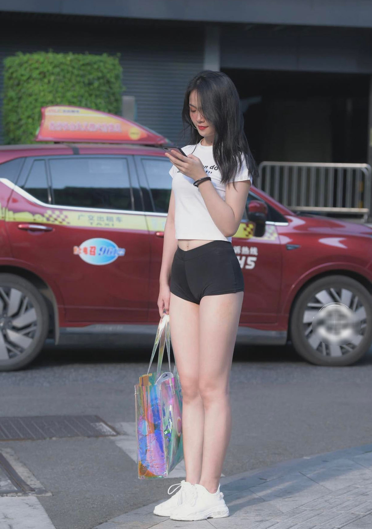 Nàng hot girl thu hút ánh nhìn vì mặc chiếc quần ngắn "tội lỗi" đi dạo phố - 3