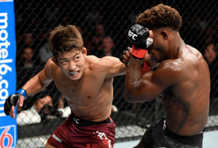 Yoshinori Horie (trái) từng phải bán dâm để có tiền theo đuổi võ thuật