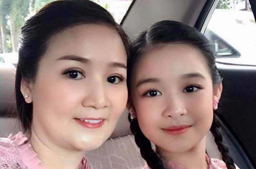 Nhà mới của hai mẹ con Bảo Ngọc có vẻ ngoài sang trọng với thiết kế hiện đại, bao gồm nhiều không gian thoáng mát, thậm chí trong nhà còn có cả hồ bơi trên không.
