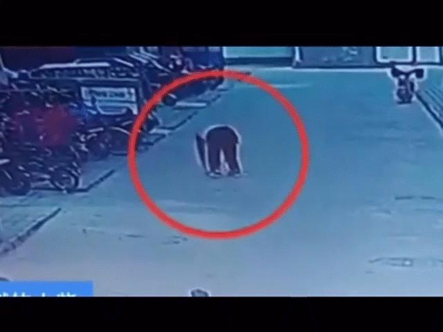 Phi thường - kỳ quặc - Nghịch dại ném que diêm vào hố ga, bé trai bị thổi tung, lộn ngược kinh hoàng