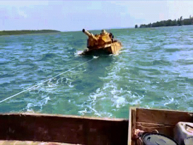 Thế giới - Quân đội Indonesia tiếp cận vật thể giống xe tăng bí ẩn nổi trên biển