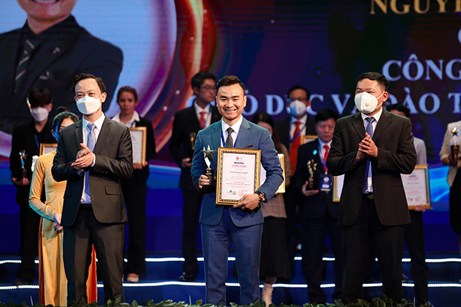 Ông Nguyễn Đình Quân - Chủ tịch Học viện B-SMART được tổ chức Asia Business Center trao tặng Giải thưởng “Nhà Lãnh đạo tiêu biểu năm 2021”