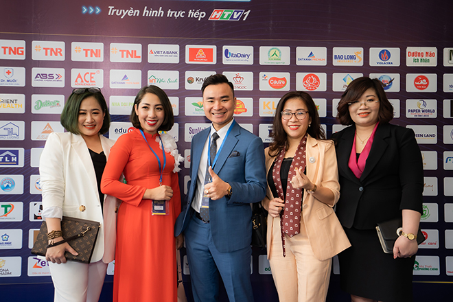 Ông Nguyễn Đình Quân cùng BLĐ Học viện B-SMART