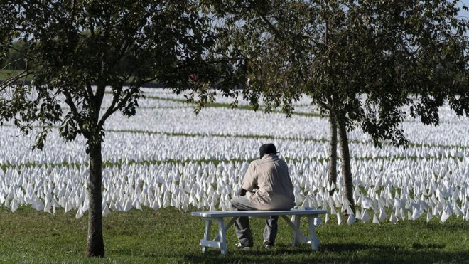 Cờ trắng tưởng niệm nạn nhân chết vì COVID-19 trong công viên quốc gia ở thủ đô Washington, D.C. (Mỹ) - nước bị dịch hoành hành nặng nhất thế giới. Ảnh: NY1