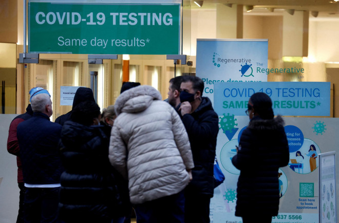 Người dân chờ xét nghiệm Covid-19 tại TP Manchester - Anh hôm 28-12. Ảnh: Reuters