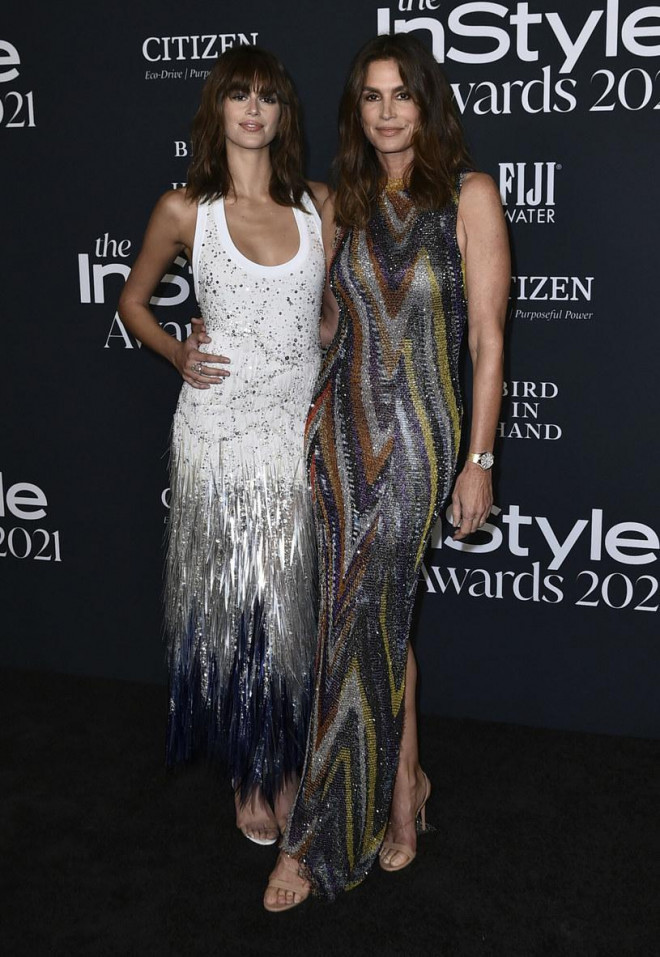 Siêu mẫu Cindy Crawford bên con gái, siêu mẫu Kaia Gerber cùng trưng váy sequin.
