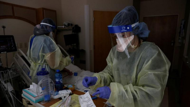 Các nhân viên y tế Mỹ mặc đồ bảo hộ để phòng chống nguy cơ lây nhiễm bệnh nấm. Ảnh: RT