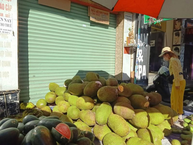 Mít thái được bán với giá 10.000 đồng/kg, trong khi giá thu mua tại vườn chỉ còn 7.000 đồng/kg. Ảnh: THU HÀ