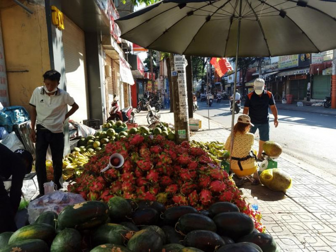 Thanh long ruột đỏ, dưa hấu Long An, mít thái được bán đồng giá 10.000 đồng/kg. Ảnh: THU HÀ