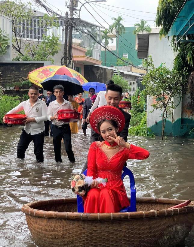 Đám cưới mùa dịch của người trẻ: Đính hôn qua Zoom, rước dâu bằng thuyền thúng, giàn giáo - 8