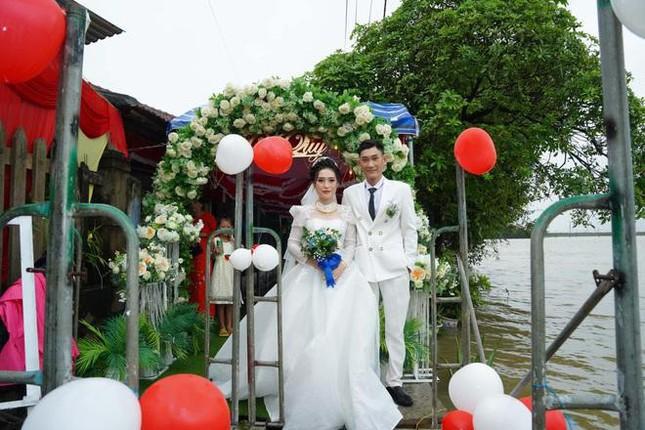 Đám cưới mùa dịch của người trẻ: Đính hôn qua Zoom, rước dâu bằng thuyền thúng, giàn giáo - 12