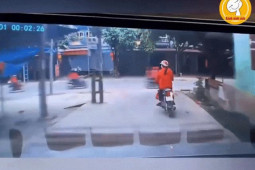 Thế giới xe - Tài xế hoang mang khi người phụ nữ chạy xe máy "xi nhan phải rẽ trái"