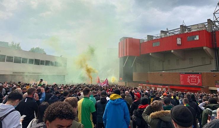 Fan MU làm loạn sân Old Trafford ngày 2/5