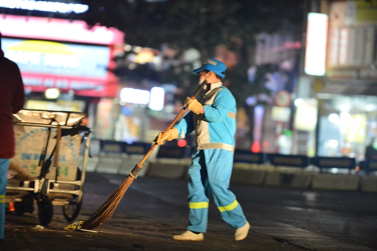 2 giờ sáng, khi thành phố không còn sáng đèn và nhịp sống cũng không còn hối hả, nhiều người lao động ở Hà Nội lúc này mới thực sự bắt đầu một ngày làm việc.