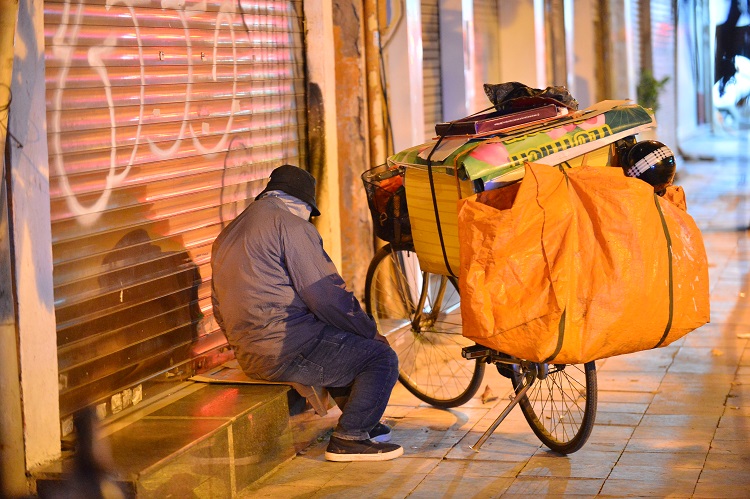 Ghi nhận của phóng viên tại chợ hoa đêm Quảng Bá (Tây Hồ, Hà Nội); chợ đầu mối Long Biên và một số tuyến phố như: Trần Đăng Ninh (Cầu Giấy); ngã tư Tràng Thi – Phủ Doãn… người lao động vẫn tất bật mưu sinh từ giữa đêm đến rạng sáng, một số người vô gia cư nằm co ro trên các vỉa hè để&nbsp;ngủ qua đêm.