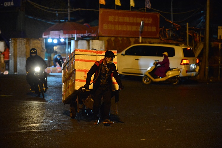 Càng về đêm, nhiệt độ càng giảm nhưng những người lao động đêm vẫn cố gắng mưu sinh để kiếm thêm thu nhập. Anh Quyết – cửu vạn tại Long Biên cho biết: “Cả năm dịch dã đã không kiếm được gì nên sắp Tết có lạnh mấy, vất mấy cũng phải cố làm. Không thì hết đường về quê”.