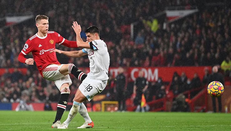 McTominay (áo đỏ) giúp MU có lợi thế từ rất sớm