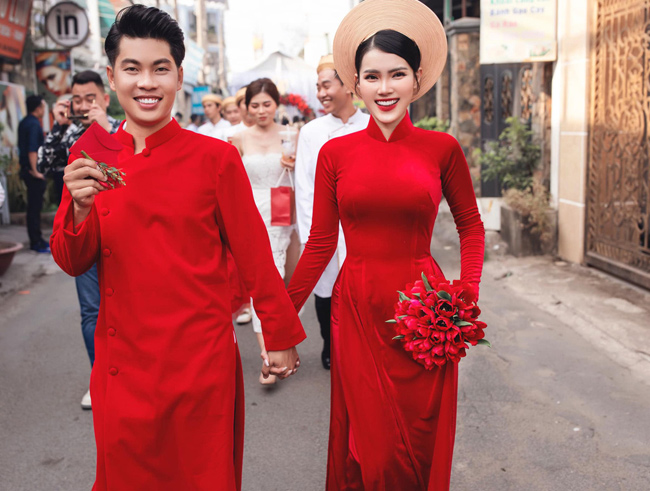 Vòng Phối Phối (28 tuổi, Đồng Nai) là cô dâu trong đám cưới "siêu khủng" đầu năm 2021, với màn rước dâu hoành tráng, sử dụng dàn siêu xe trị giá 50 tỷ. 
