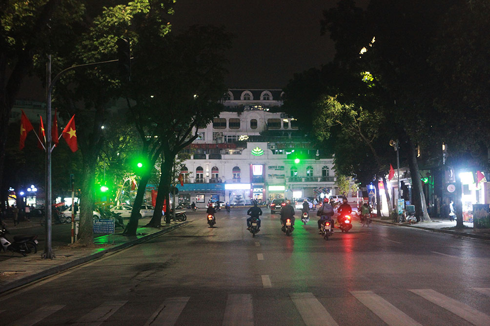 Tối 31/12, thời khắc cuối cùng của năm cũ, nhưng đường phố Hà Nội rất ít người ra đường đón năm mới 2022. Hình ảnh phố Đinh Tiên Hoàng hướng Quảng trường Đông Kinh Nghĩa Thục (quận Hoàn Kiếm).