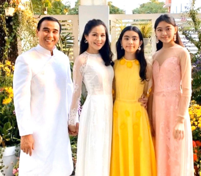 Quyền Linh bên vợ Dạ Thảo và 2 cô con gái xinh đẹp