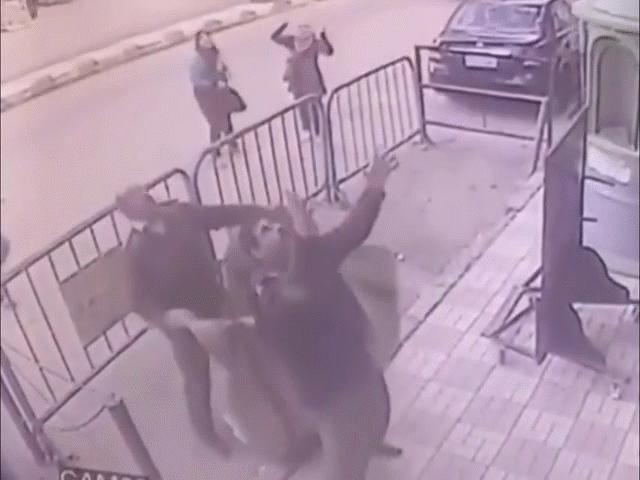 Phi thường - kỳ quặc - Video: Cảnh sát tay không đỡ đứa trẻ 5 tuổi rơi từ ban công tầng 3