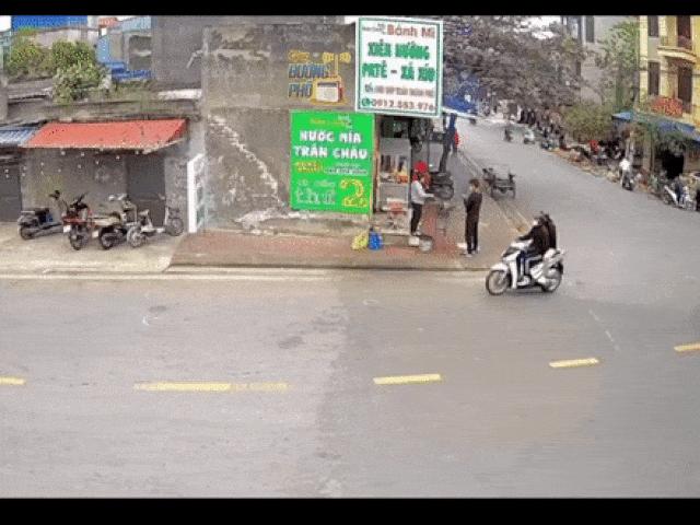 Xe máy - Xe đạp - Clip: Húa vía đi xe với tốc độ bàn thờ, lao lên vỉa hè, đâm bay biển quảng cáo