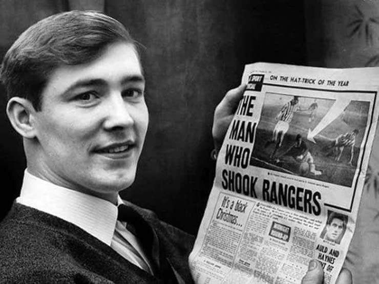 Tiền đạo Alex Ferguson đọc bài báo viết về chính mình sau cú hat-trick cho St. Johnstone vào lưới Rangers&nbsp;tháng 12/1963. Fergie đã suýt bỏ bóng đá và chỉ có hợp đồng bán thời gian với St. Johnstone, nhưng được chọn đối đầu ông lớn của bóng đá Scotland sau khi St. Johnstone không mua được tiền đạo mới. Đây là cú hat-trick đầu tiên Rangers phải nhận khi đá trên sân nhà Ibrox trong lịch sử CLB