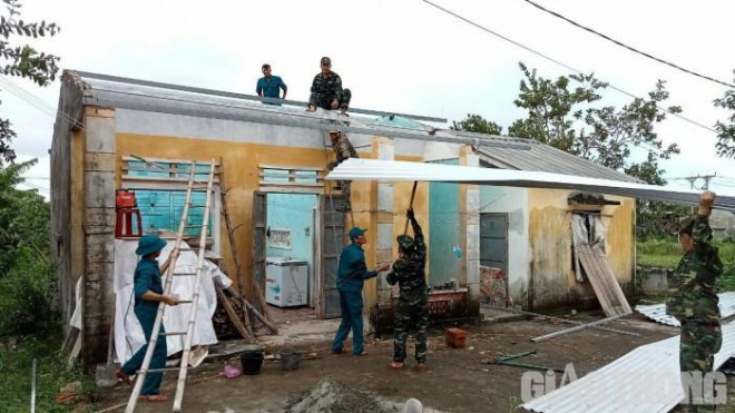 Hình ảnh những cán bộ chiến sỹ công an, quân đội, dân quân tự vệ và người dân cùng chung tay dựng lại nhà cho người dân bị bão số 4 làm hư hỏng tạo nên nét đẹp của người Việt Nam trong hoạn nạn.