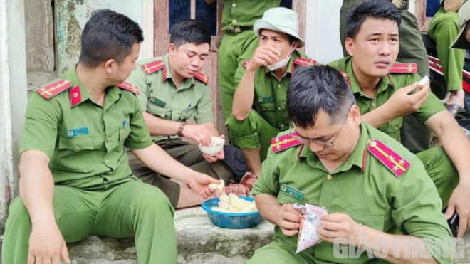 Phút nghỉ ngơi của các cán bộ, chiến sỹ Công an huyện Sơn Hà sau khi giúp dân dựng lại nhà là dùng củ mì mà người dân nấu.