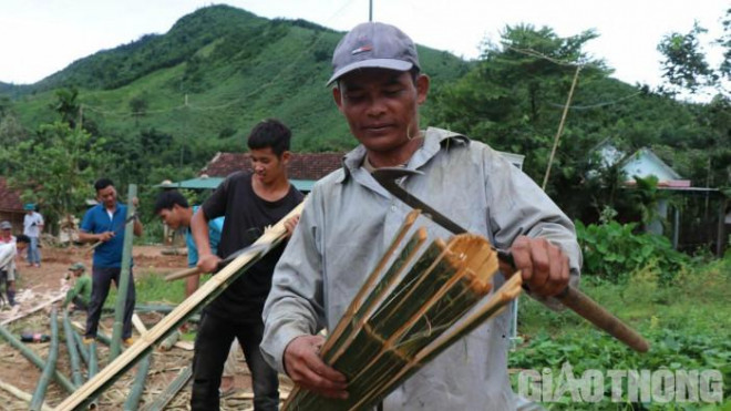 Anh Đinh Văn Đèo cùng hàng xóm mỗi người mỗi việc giúp người dân trong xóm dựng lại nhà sau bão dù không ai nhờ vả hay thuê mướn, bởi với anh đó là tình làng nghĩa xóm tối lửa tắt đèn có nhau.