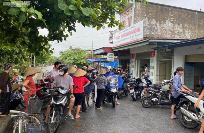 Hàng chục người tập trung tại nhà bà Nguyễn Thị Th. sau khi nghe thông tin chủ hụi bỏ trốn. Ảnh: CTV