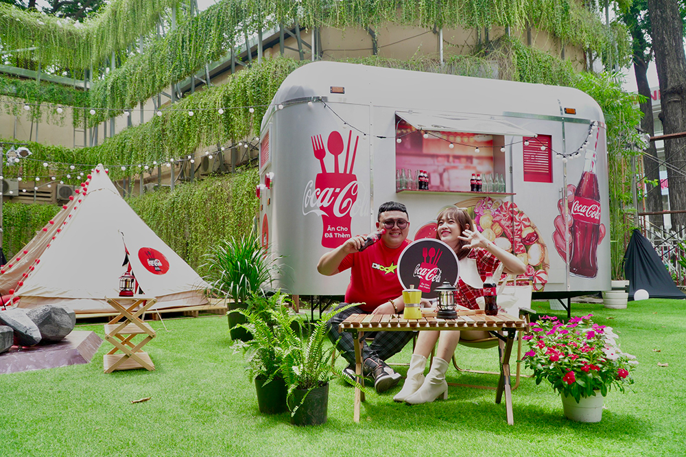 Thỏ Pea và Anh Bụng Mỡ đã có mặt tại từ rất sớm để tranh thủ thưởng thức “1001 món trending” của sự kiện