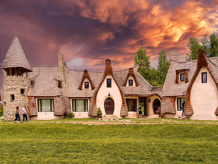 Du lịch - 2 vợ chồng rời bỏ phố về quê xây lâu đài đất sét và rơm rạ giữa núi rừng