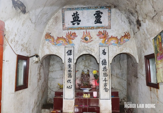 Bên trong ngôi miếu thiêng có một bàn thờ nhỏ, có các câu đối bằng chữ Nho. Ông Vũ Quang Thơm nói các cán bộ Trung tâm bảo tồn di sản tỉnh Thanh Hóa đã dịch và nắm được ngôi miếu này có thờ một vị quan nhà Nguyễn