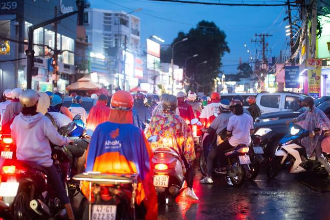 Giao thông nhiều tuyến đường xảy ra tình trạng ùn ứ.