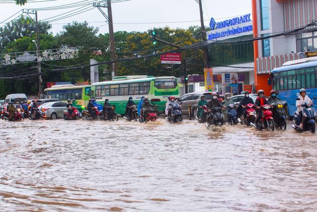 Mưa trắng trời chiều cuối tuần, người dân TPHCM bì bõm lội nước về nhà - 6