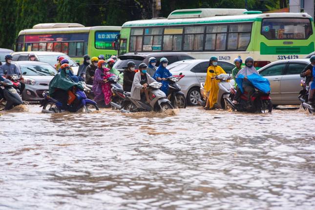 Đường Võ Văn Ngân (TP Thủ Đức) ngập úng sau cơn mưa chiều 1/10.