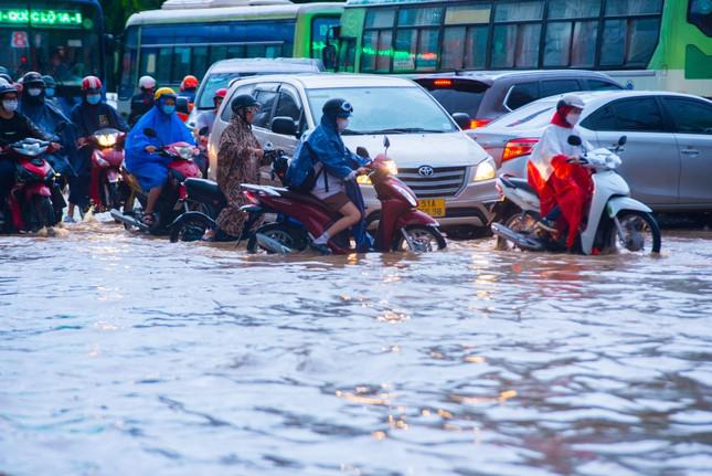 Giao thông đi lại khó khăn vì ngập.