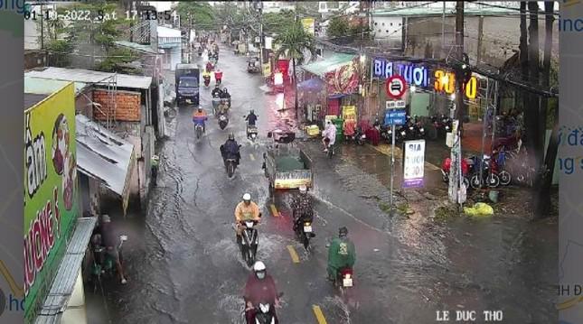 Mưa trắng trời chiều cuối tuần, người dân TPHCM bì bõm lội nước về nhà - 8