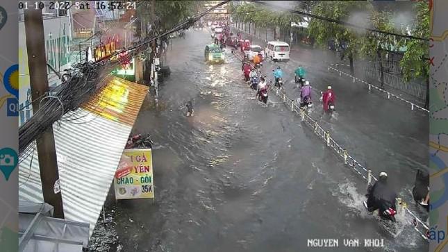 Mưa trắng trời chiều cuối tuần, người dân TPHCM bì bõm lội nước về nhà - 9