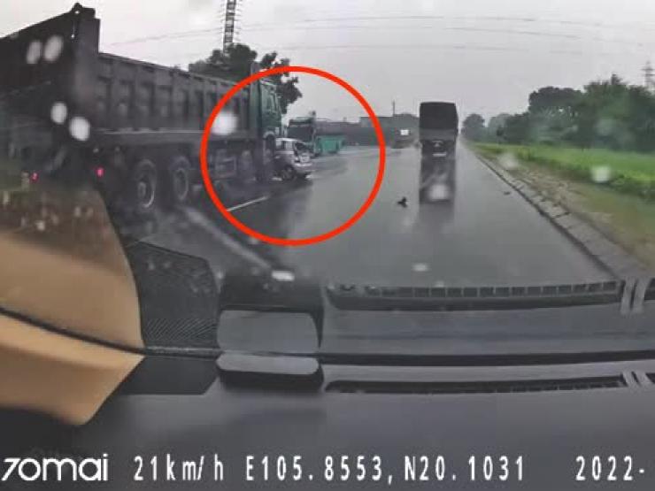Tin tức trong ngày - Clip: Đi vào "vùng cấm", tạt đầu xe tải, ô tô con gặp nạn đáng sợ