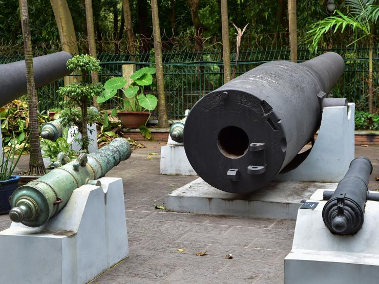 Tin tức trong ngày - Lộ diện dàn đại bác khổng lồ, súng thần công trăm tuổi giữa TP.HCM